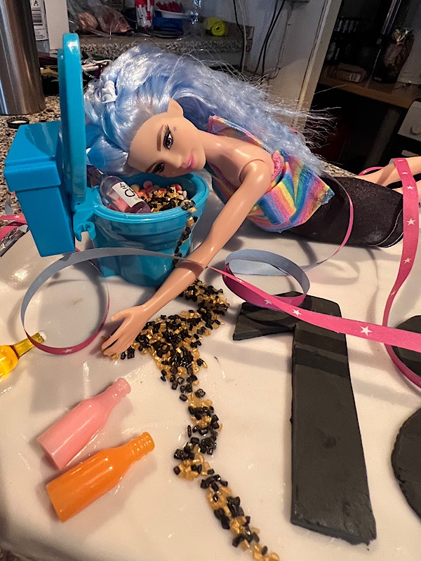 Geburtstagskuchen mit Barbie, die ins Klo kotzt