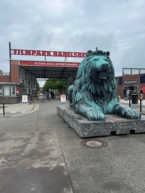der Löwe vor dem Filmpark Babelsberg
