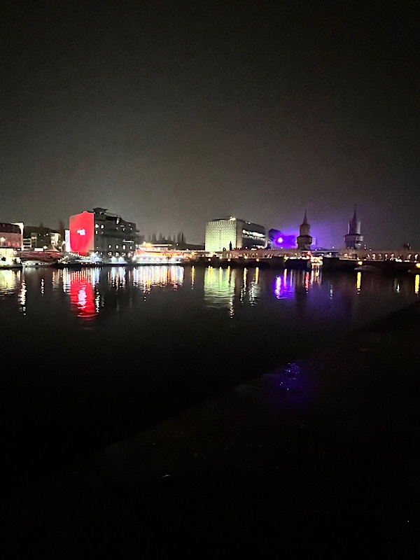 Berlin Friedrichshain bei Nacht vom anderen Ufer in Kreuzberg mit der Spree